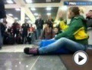 Свист, стук пластиковых бутылок об пол и крики раздавались 27 декабря в зоне досмотра терминала Е в