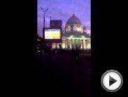 Табло -телевизор на остановке общественного транспорта. Показывает прогнозы прибытия транспорта в режиме реального времени. Предполагаю одно
